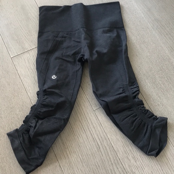 Lululemon Flow Crop Black Size 2 - Picture 5 of 7